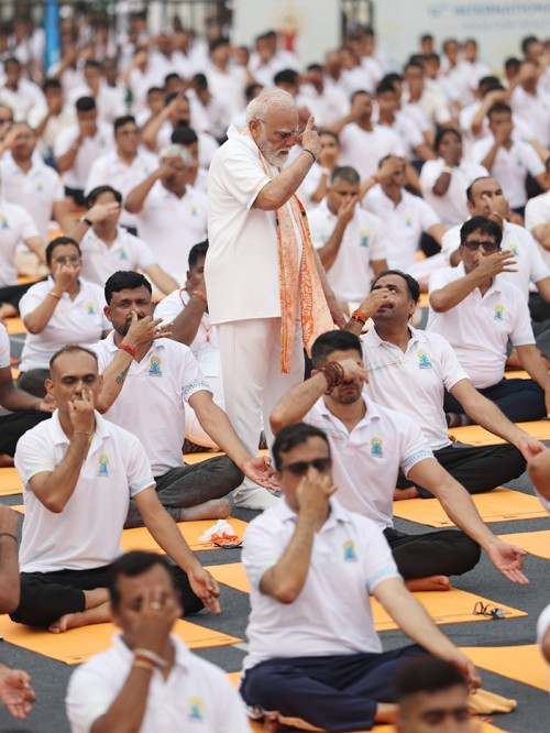 countrymen performed yoga under the leadership of the prime minister