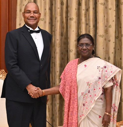 warm meeting between presidents of india and seychelles