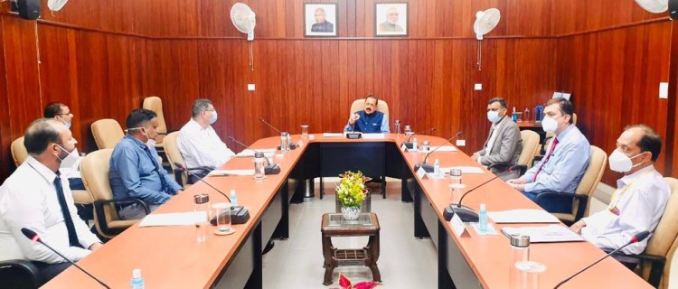 minister of state for science and technology talks to survey officers