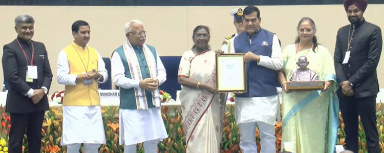 president presented swachh survey awards