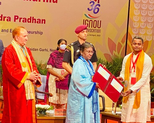 president droupadi murmu giving medal to the meritorious students