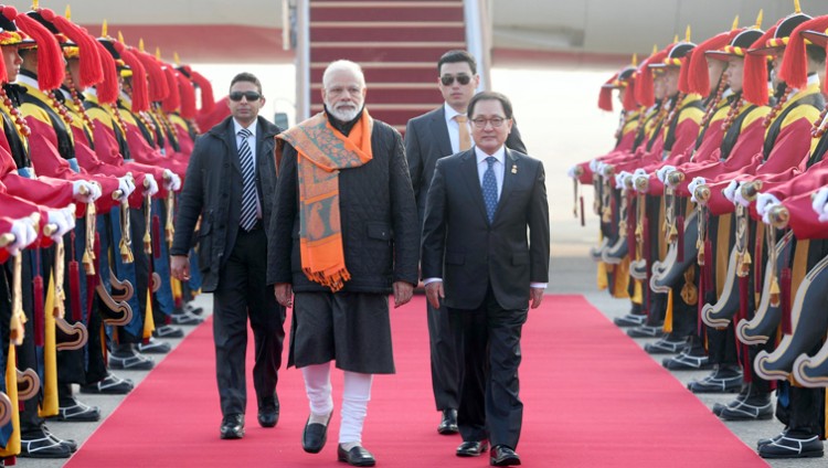 narendra modi being welcomed on his arrival, in seoul, south korea