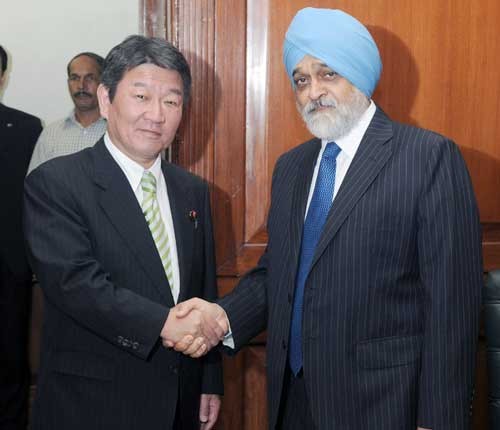 toshimitsu motegi and montek singh ahluwalia