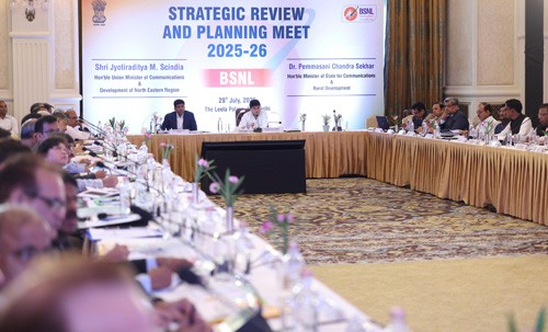 communications minister reviewed the performance of bsnl