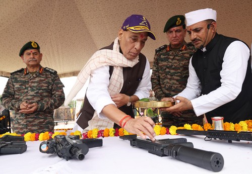 defence minister performed arms worship with soldiers in bhuj