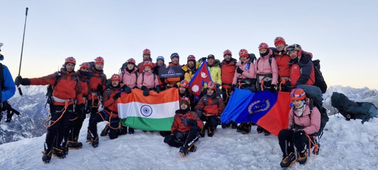 ncc hoisted the tricolor on mount everest