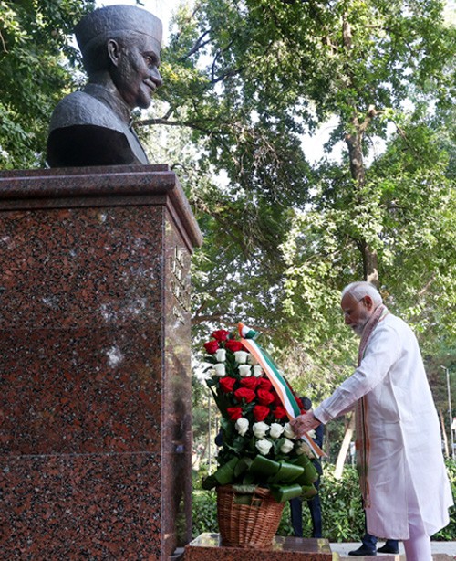prime minister paid floral tributes at the shastri memorial in tashkent