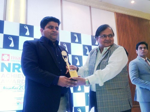 sanjeev gupta, rakesh bedi honored with a brilliant trophy