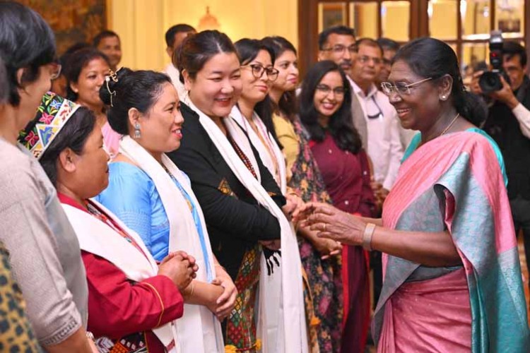 group of artisans and weavers from the north-eastern region meets the president