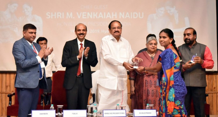 venkaiah naidu presenting the certificates to the master trainers