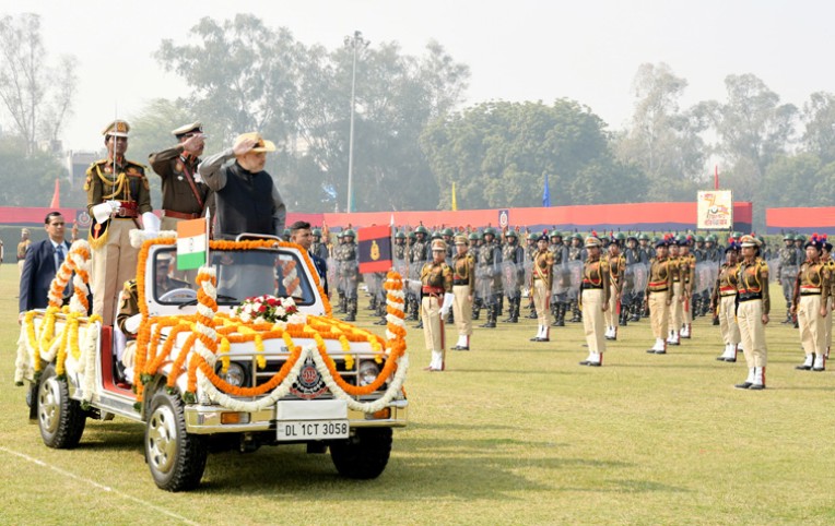 गृहमंत्री ने ली पुलिस परेड की सलामी