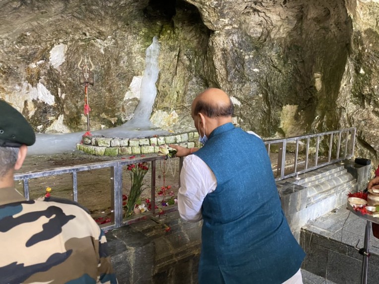 रक्षामंत्री ने की पूजा-अर्चना