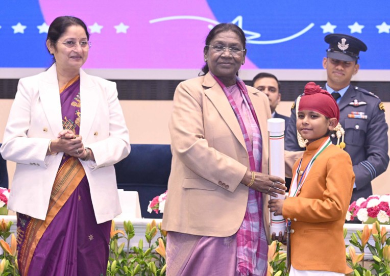 वीर बाल दिवस पर मेधावी बच्चे पुरस्कृत