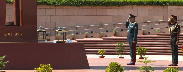 राष्ट्रीय युद्ध स्मारक पर श्रद्धांजलि