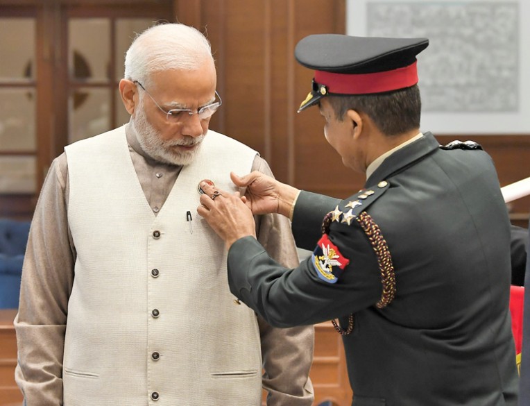 प्रधानमंत्री नरेंद्र मोदी को झंडा लगाया