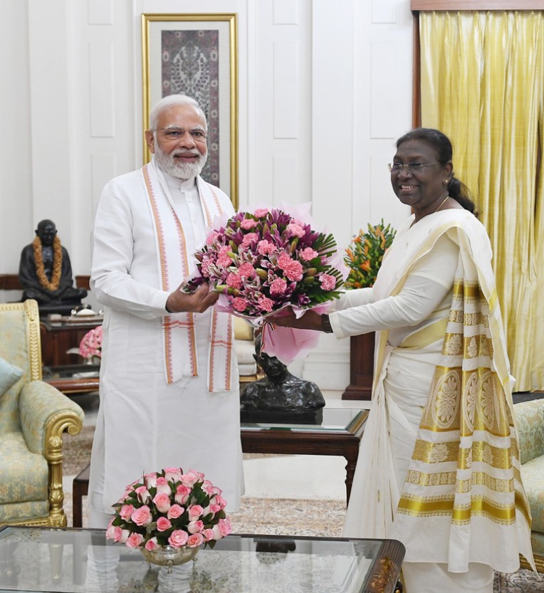 मोदी राष्ट्रपति द्रौपदी मुर्मू से मिले