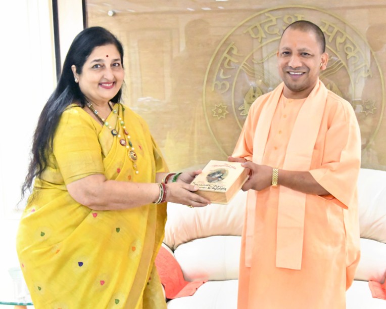 अनुराधा पौडवाल की योगी से भेंट
