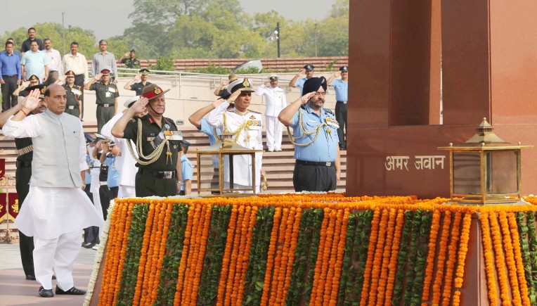 रक्षामंत्री की शहीदों को श्रद्धांजलि