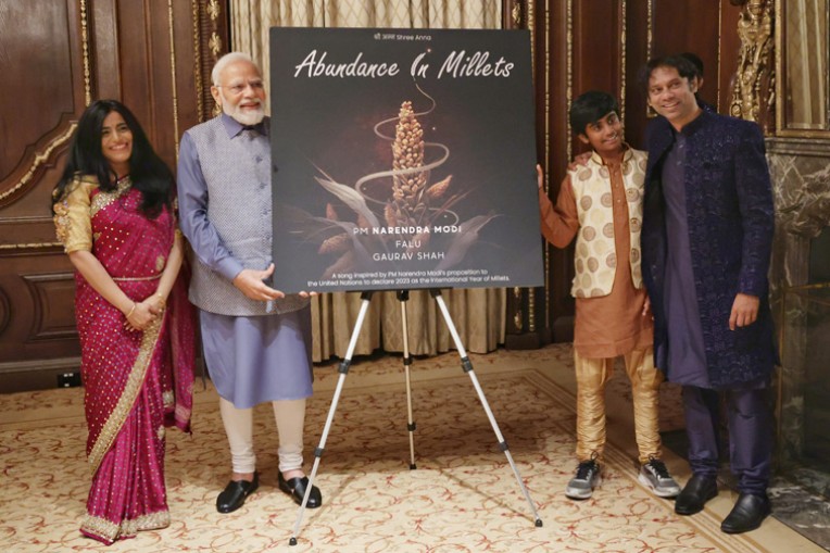 मोदी से मिलीं भारतीय-अमेरिकी गायिका