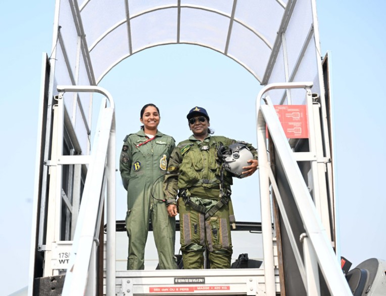 राष्ट्रपति केसाथ राफेल फाइटर