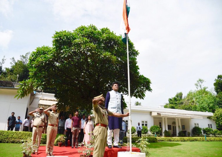राष्ट्रीय ध्वज फहराया