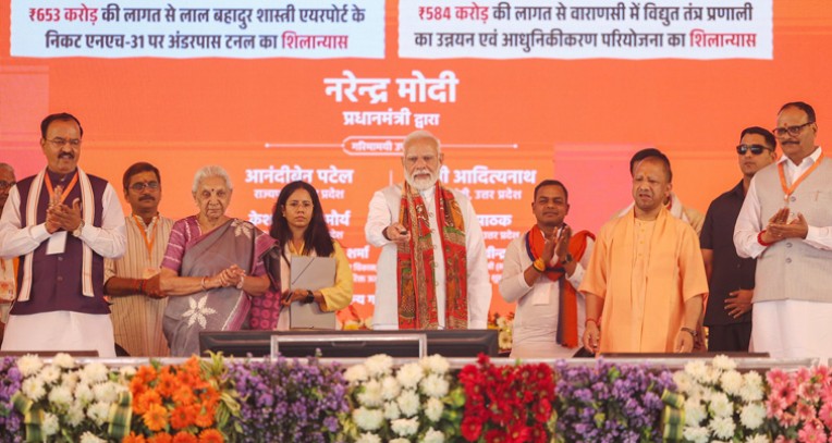 काशी में चहुंमुखी विकास पर जोर