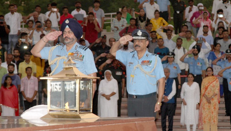 राष्ट्रीय युद्ध स्मारक पर श्रद्धांजलि