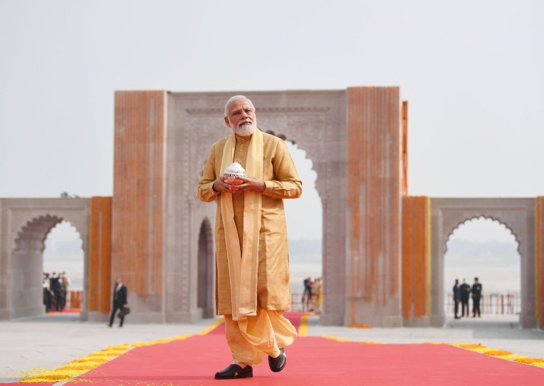 गंगाजल लेकर काशी धाम पहुंचे मोदी