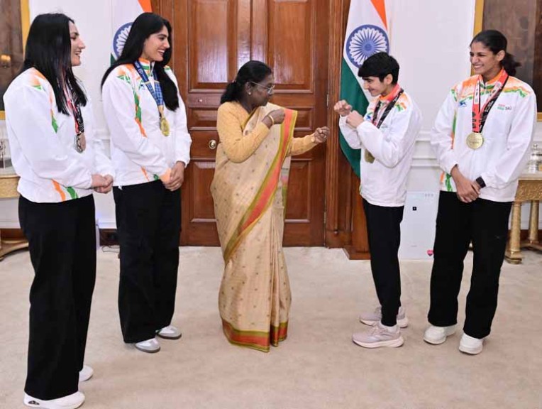राष्ट्रपति से मिलीं महिला बॉक्सर्स