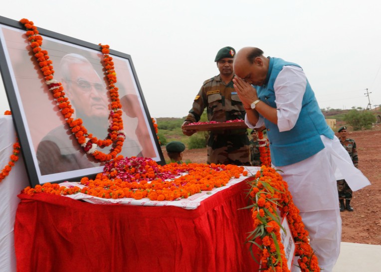 राष्‍ट्र अटलजी की महानता का ऋणी