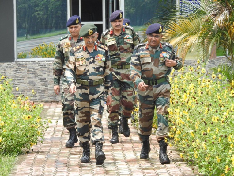 सेना कमांडर का मीसा कैंप दौरा