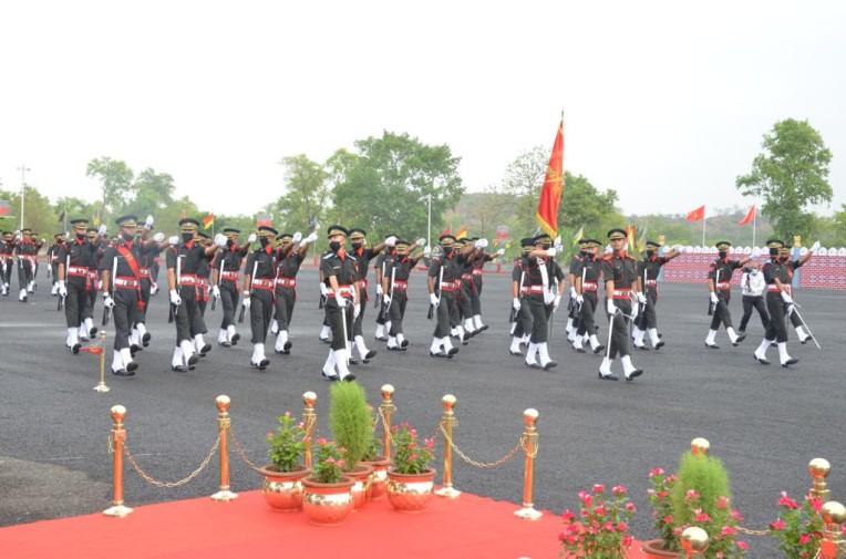 पासिंग आउट अधिकारियों की परेड