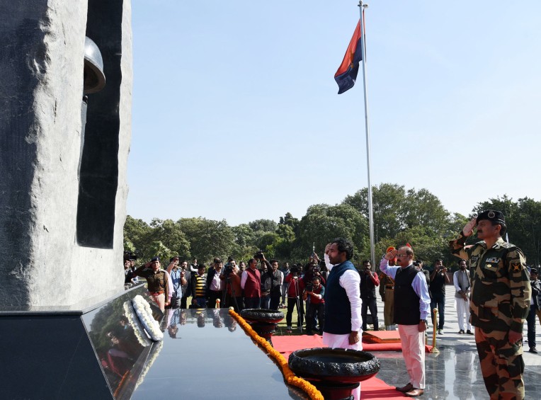 पुलवामा हमले के शहीदों को श्रद्धांजलि