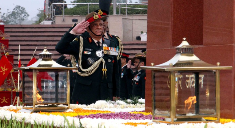 राष्ट्रीय युद्ध स्मारक पर श्रद्धांजलि
