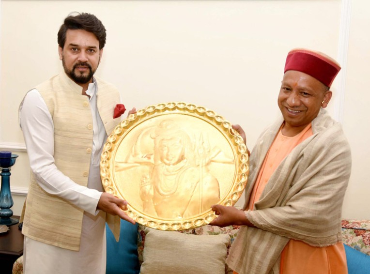 योगी आदित्यनाथ को स्मृति चिन्ह