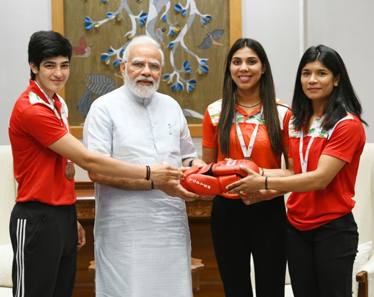 पीएम से मिलीं चैंपियन मुक्केबाज