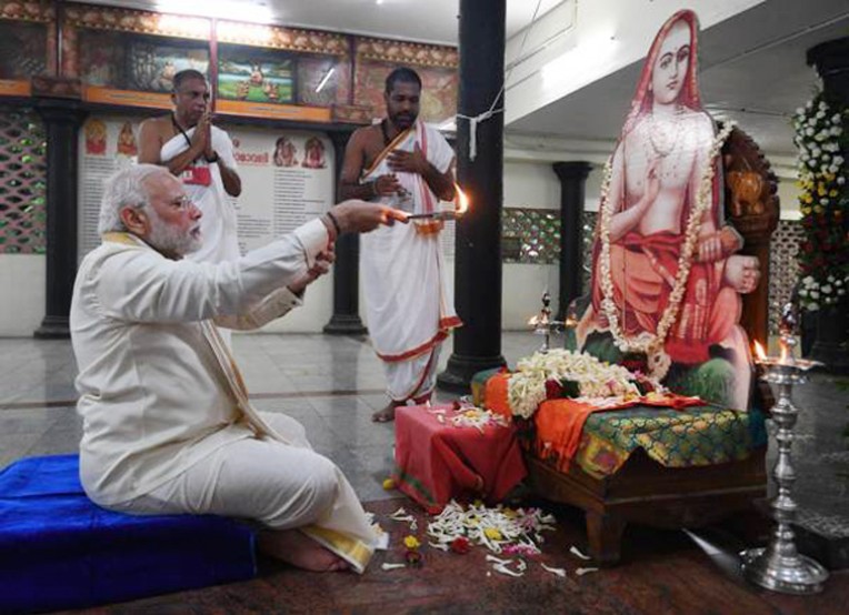 आदि शंकराचार्य की पूजा