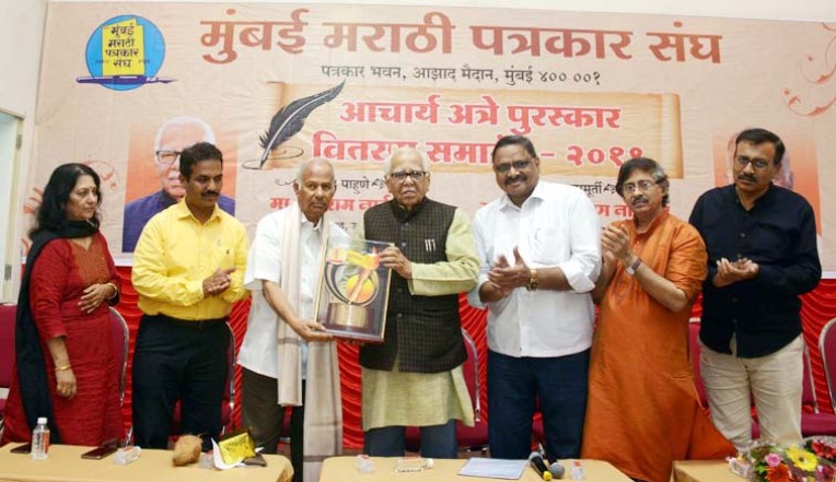 राम नाईक ने नार्वेकर को सम्मानित किया