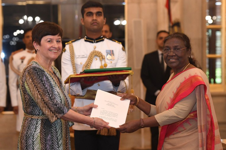 राष्ट्रपति को राजदूतों ने परिचय दिया
