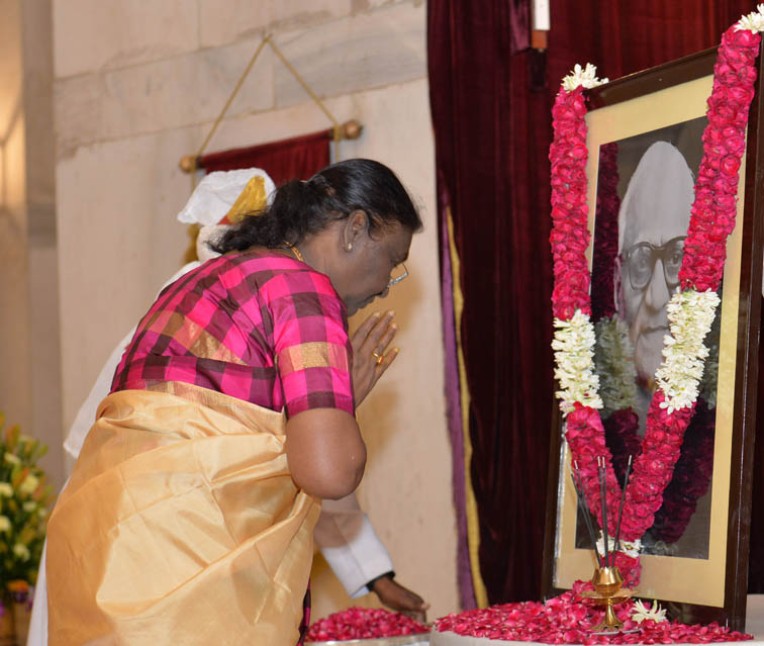 द्रौपदी मुर्मू का वीवी गिरि को नमन
