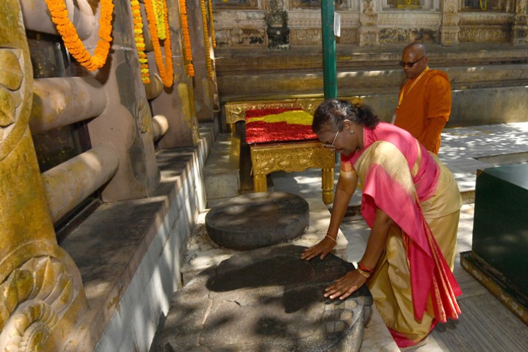 राष्ट्रपति ने महाबोधि मंदिर में किए दर्शन