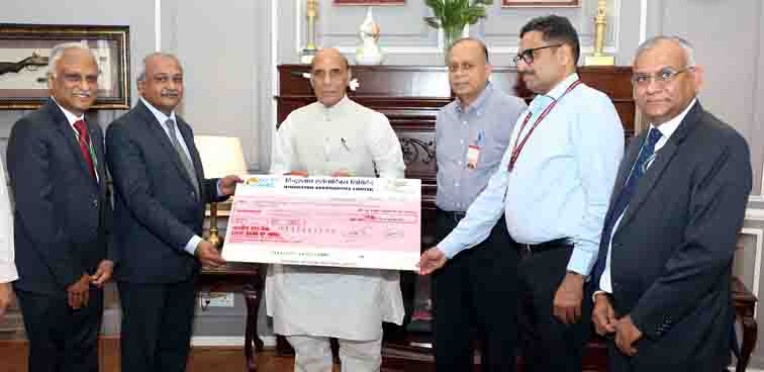 एचएएल ने रक्षामंत्री को सौंपा लाभांश