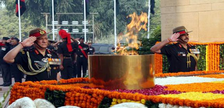 अमर जवान ज्योति पर पुष्पांजलि