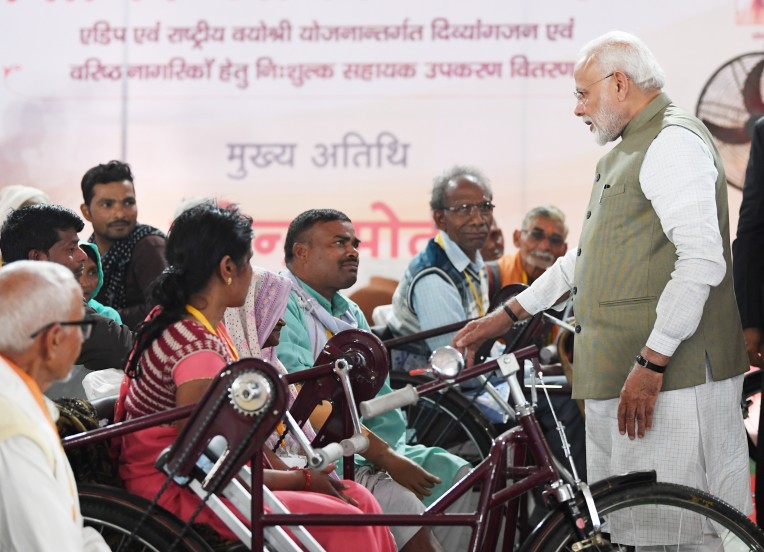 प्रधानमंत्री ने दिए सहायक उपकरण