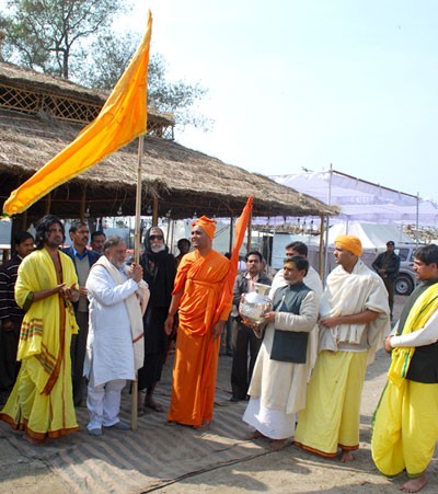 कुम्भ में विश्वशांति ध्वज-vishwashanti flag in kumbh