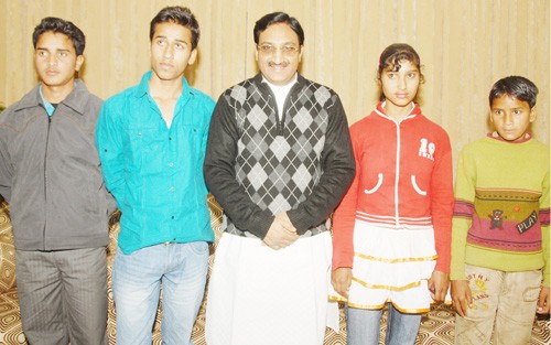 निशंक के साथ बहादुर बच्चे-brave children with nishank