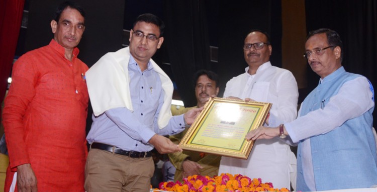 bhojpuri pride award to postal director kk yadav