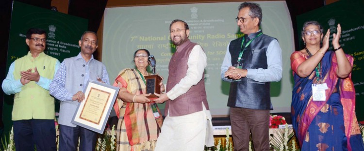 prakash javadekar presenting the national awards for community radio