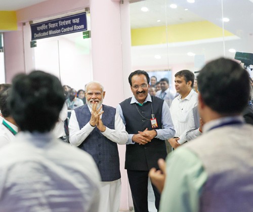 prime minister meets the scientific team of chandrayaan-3 as soon as he returns home