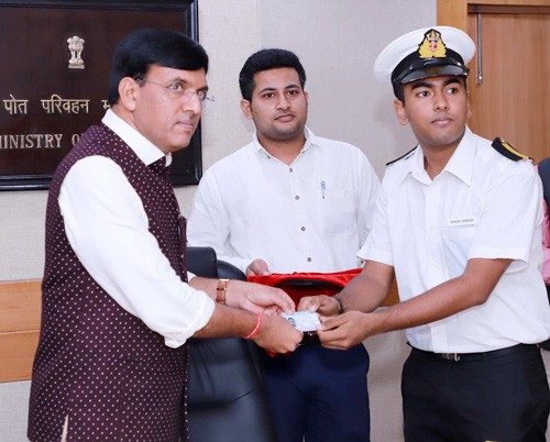 mansukh mandaviya handed over the bsid card to the sailors